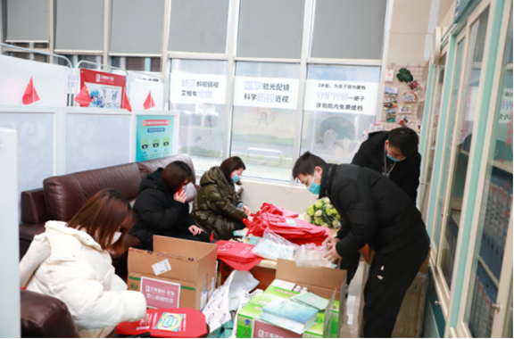 汉阳艾格眼科医院为困境儿童捐赠“爱心防护包”